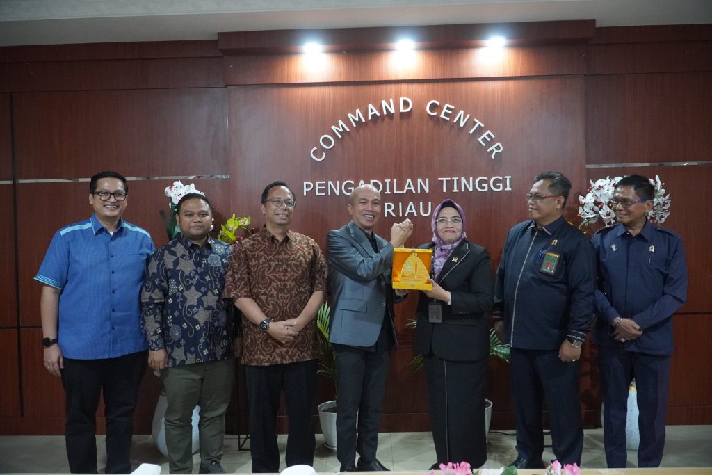 Friendly gathering between FH UIR and the Riau High Court