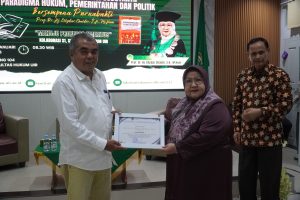 Penyerahan penghargaan pada Purnabakti Profesor di Fakultas Hukum UIR