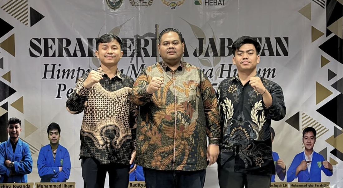 Sesi foto bersama pengurus lama dan baru Himadata FH UIR usai acara serah terima jabatan