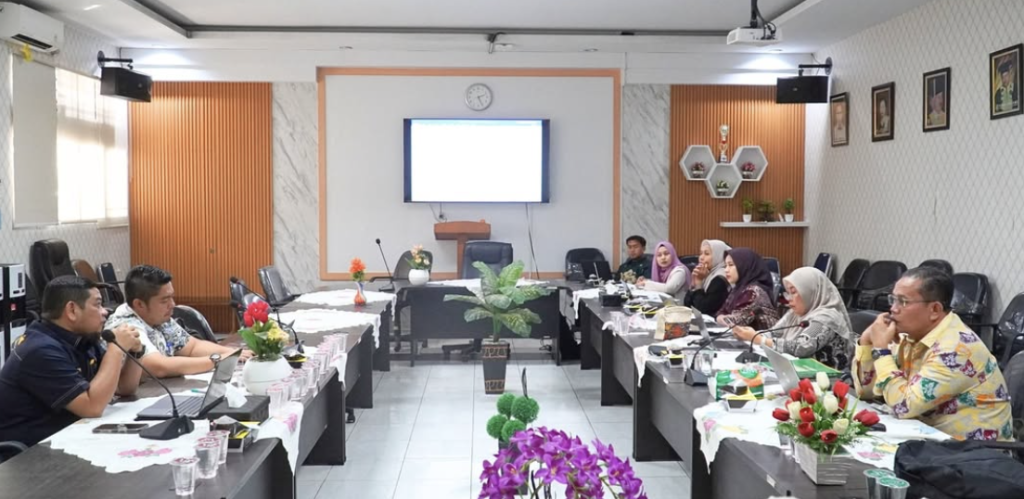 Pimpinan Fakultas Hukum UIR memberikan arahan dalam rapat penyusunan Renstra 2026