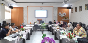 Pimpinan Fakultas Hukum UIR memberikan arahan dalam rapat penyusunan Renstra 2026