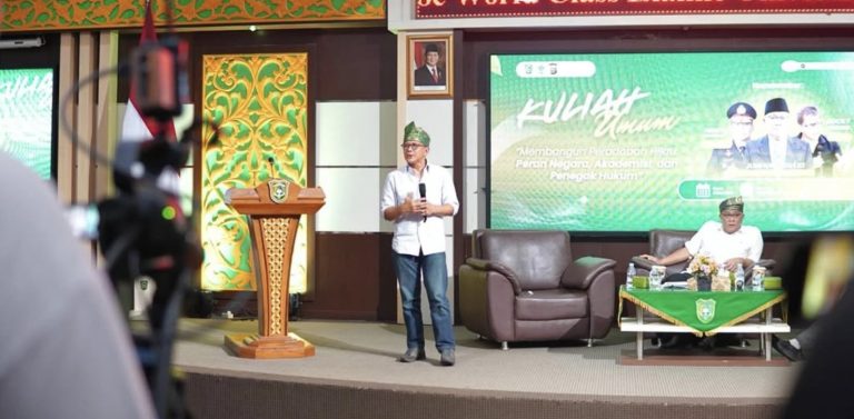 Rocky Gerung menyampaikan materi pada Kuliah Umum Membangun Peradaban Hijau di Universitas Islam Riau