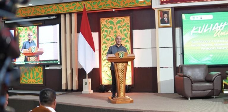 Sambutan di podium pada pembukaan Kuliah Umum Membangun Peradaban Hijau di Universitas Islam Riau