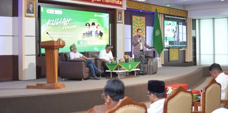 Moderator Dr. H. Zulfikri Toguan memandu diskusi bersama narasumber Kuliah Umum Membangun Peradaban Hijau
