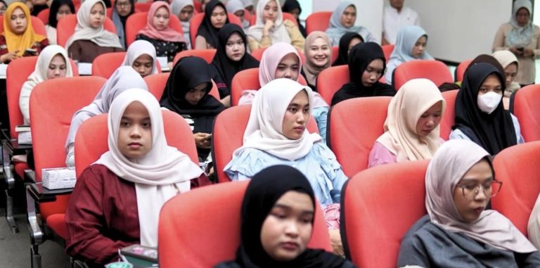 Peserta menyimak pemaparan narasumber Kuliah Umum Membangun Peradaban Hijau