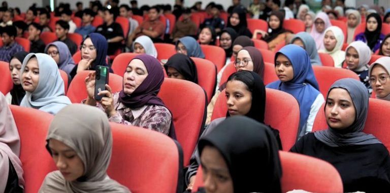 Suasana peserta yang memenuhi ruangan Kuliah Umum Membangun Peradaban Hijau