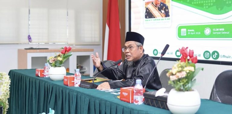 Narasumber Seminar Bulanan Hukum: Ketawa Bersama memberikan pemaparan di Fakultas Hukum UIR