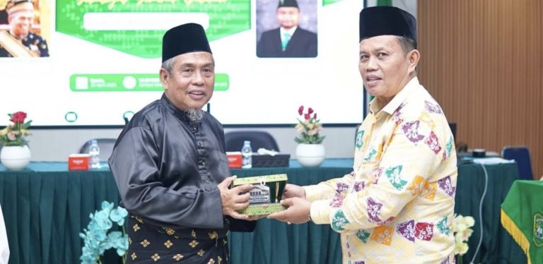 Penyerahan cendera mata dalam penandatanganan MoA FH UIR dan LAMR Provinsi Riau