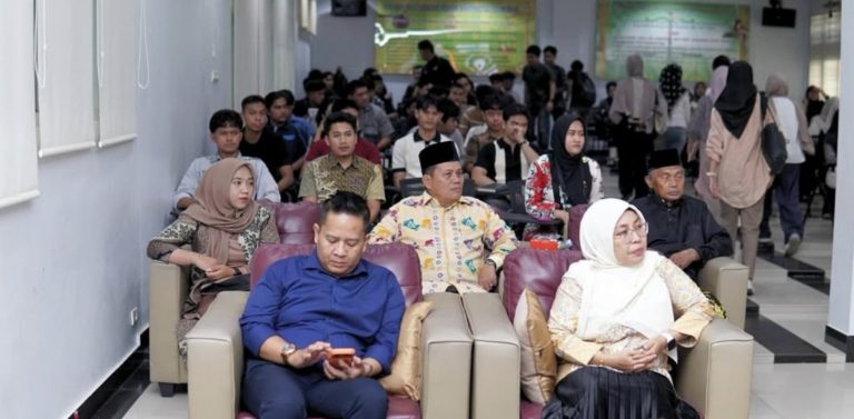 Tamu undangan dan civitas akademika menghadiri penandatanganan MoA FH UIR dan LAMR