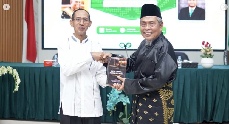 Penyerahan buku Problematika Hukum Indonesia: Teori dan Praktik