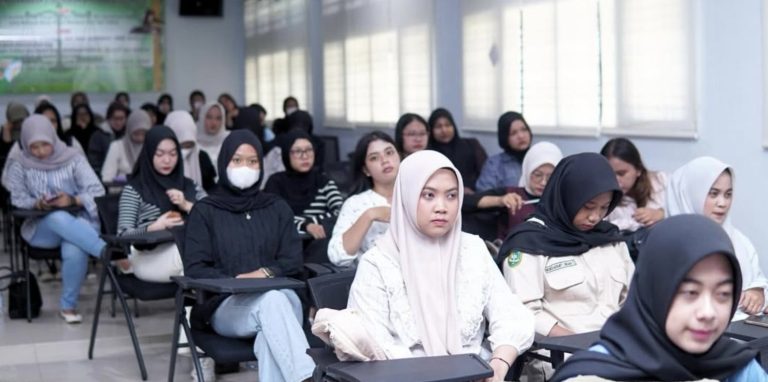 Mahasiswi FH UIR mengikuti Seminar Bulanan Hukum: Ketawa Bersama