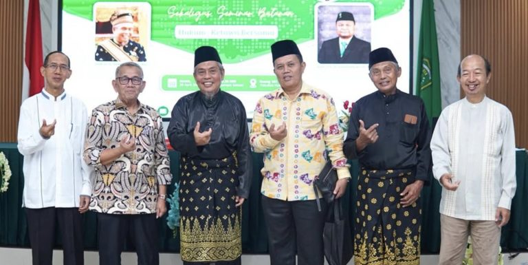 Foto bersama pimpinan FH UIR dan LAMR Provinsi Riau