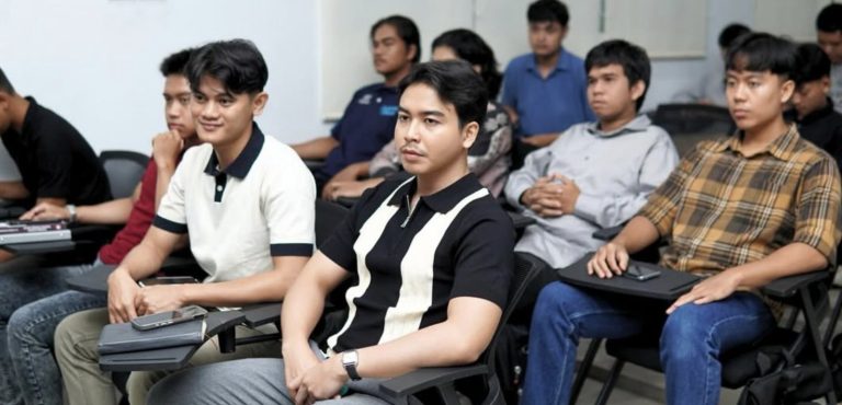 Mahasiswa FH UIR mengikuti Seminar Bulanan Hukum: Ketawa Bersama