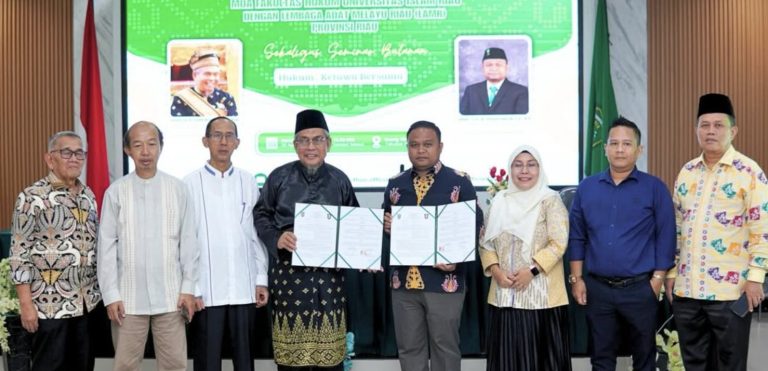 Foto bersama usai penandatanganan MoA FH UIR dan LAMR Provinsi Riau