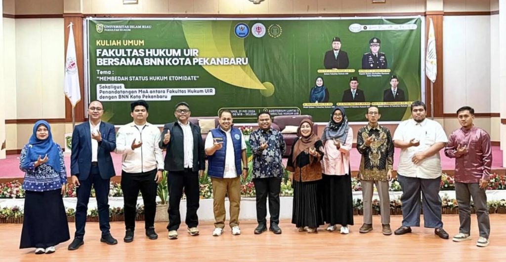 Foto bersama pimpinan Fakultas Hukum UIR, BNN Kota Pekanbaru, dan tamu undangan