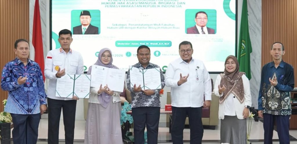 Foto bersama usai penandatanganan MoA.