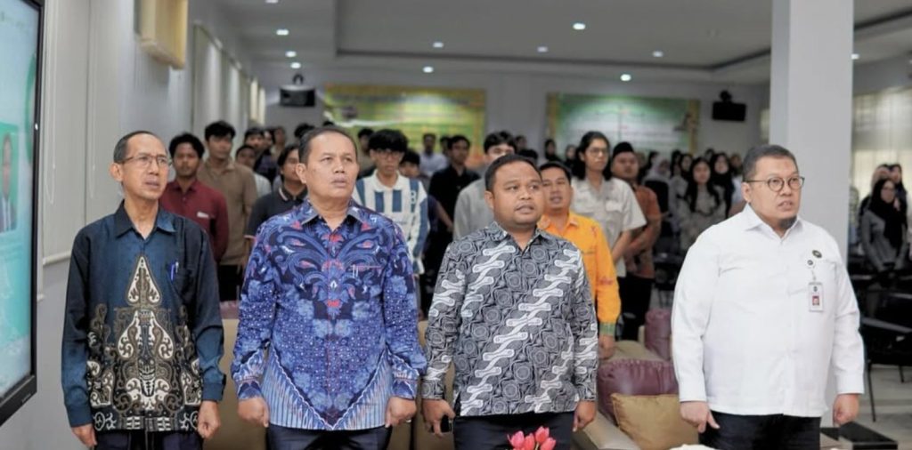 Pimpinan Fakultas Hukum UIR dan tamu undangan bersama peserta pada pembukaan Kuliah Umum.
