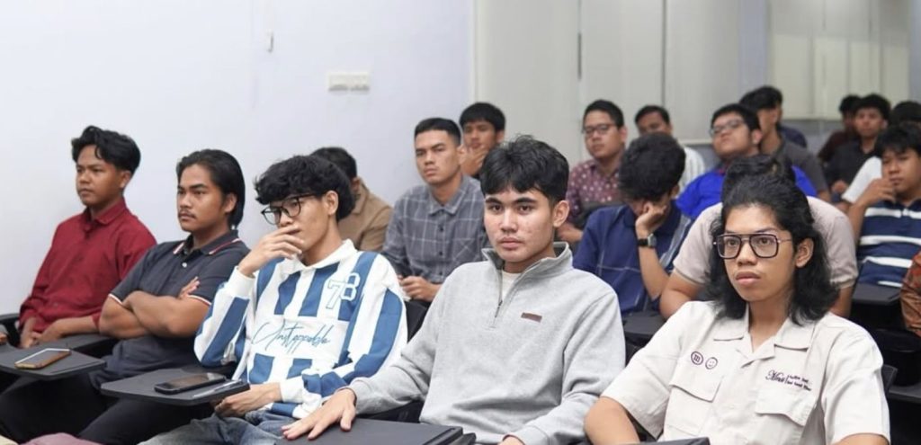 Mahasiswa Fakultas Hukum UIR mengikuti Kuliah Umum.