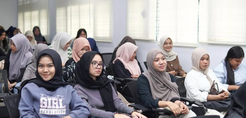 Mahasiswi Fakultas Hukum UIR menyimak materi Kuliah Umum.