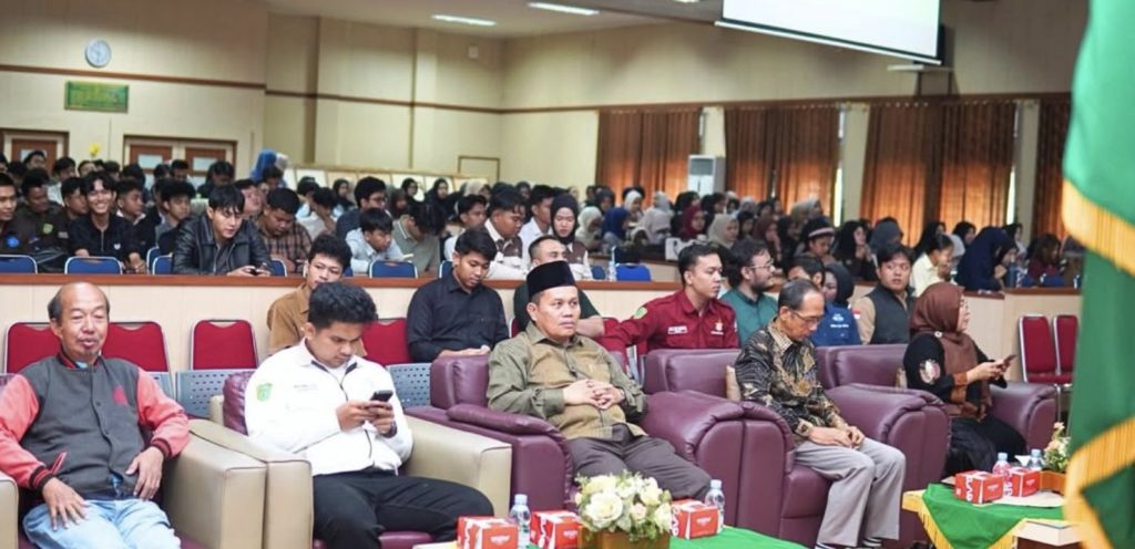 Mahasiswa Fakultas Hukum UIR menyimak materi yang disampaikan narasumber