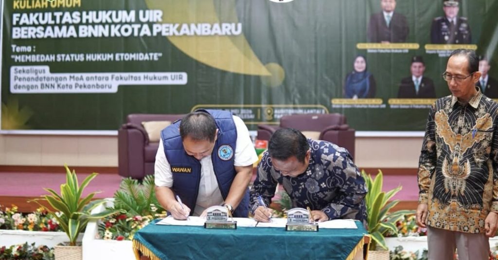 Dekan Fakultas Hukum UIR dan Kepala BNN Kota Pekanbaru menandatangani Memorandum of Agreement (MoA)