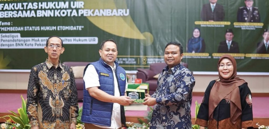 Penyerahan cenderamata antara Fakultas Hukum UIR dan BNN Kota Pekanbaru usai penandatanganan MoA