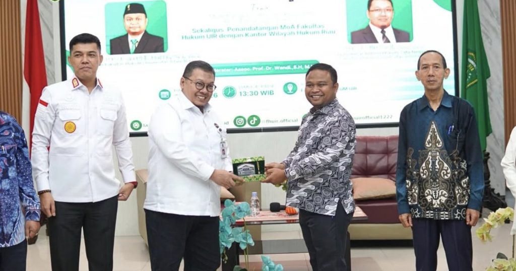 Penyerahan cenderamata dari Fakultas Hukum UIR.