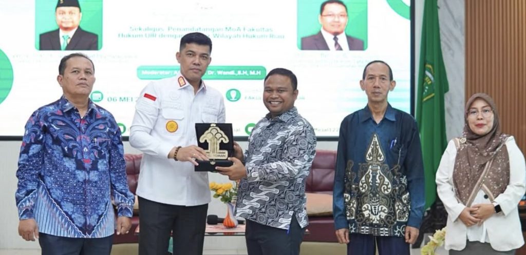 Penyerahan plakat dari Kantor Wilayah Hukum Riau kepada Fakultas Hukum UIR.