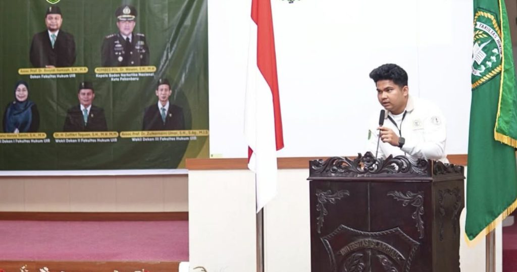 Perwakilan mahasiswa Fakultas Hukum UIR menyampaikan sambutan di podium