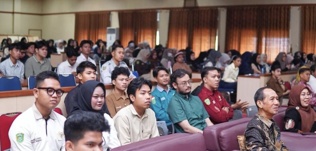 Pimpinan fakultas, dosen, dan mahasiswa mengikuti jalannya Kuliah Umum di Auditorium FH UIR