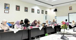 Dosen dan tenaga kependidikan mengikuti Rapat Persiapan UTS FH UIR