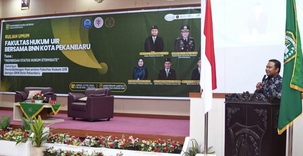 Dekan Fakultas Hukum UIR menyampaikan sambutan pada pembukaan Kuliah Umum bersama BNN Kota Pekanbaru