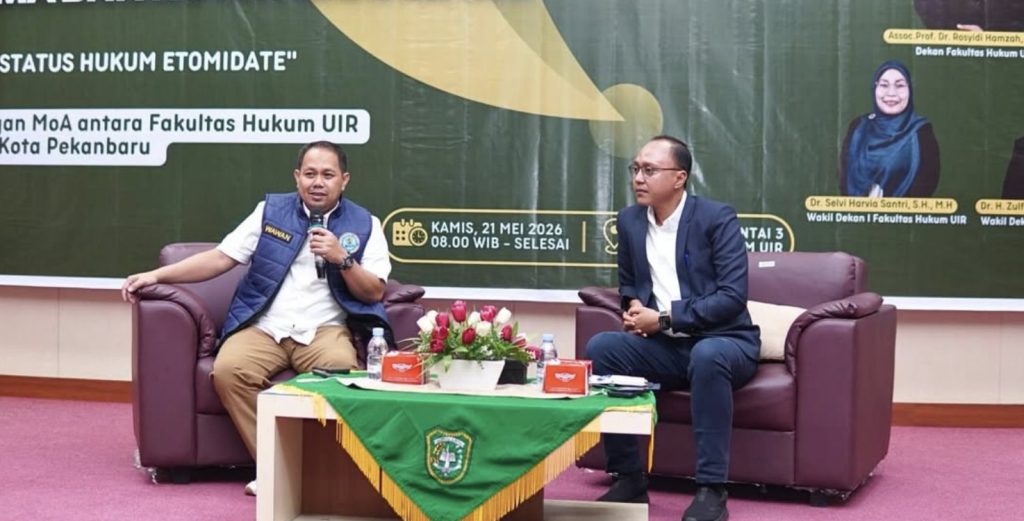 Kepala BNN Kota Pekanbaru memaparkan materi status hukum etomidate dalam sesi diskusi yang dipandu moderator