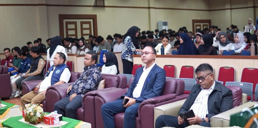 Kepala BNN Kota Pekanbaru, Dekan FH UIR, dan tamu undangan mengikuti rangkaian kegiatan